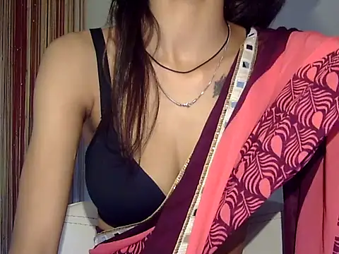 Snapshot of MAAYRA_09 chatting on October 30, 9:44 am MAAYRA 09 online show from October 30, 9:44 am