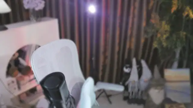 Snapshot of Arwyn-rr chatting on November 17, 10:32 am Arwyn-rr online show from November 17, 10:32 am