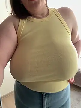 Snapshot of Your_Hot_Sister01 chatting on March 8, 8:33 am Your Hot Sister01 online show from March 8, 8:33 am