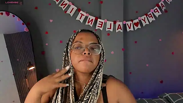 conielaurenth online show from February 13, 9:06 pm