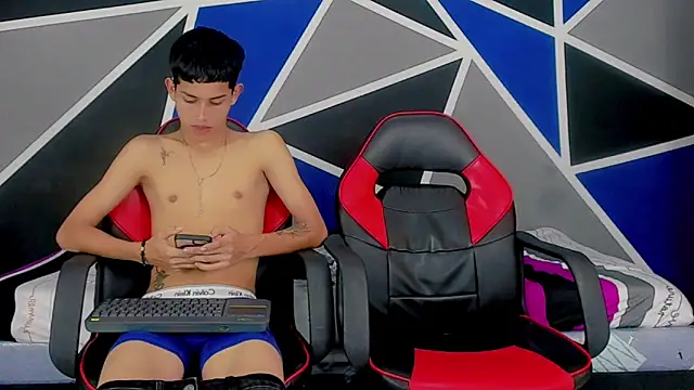 Snapshot of migueyalejo_teens chatting on January 28, 6:49 am migueyalejo teens online show from January 28, 6:49 am