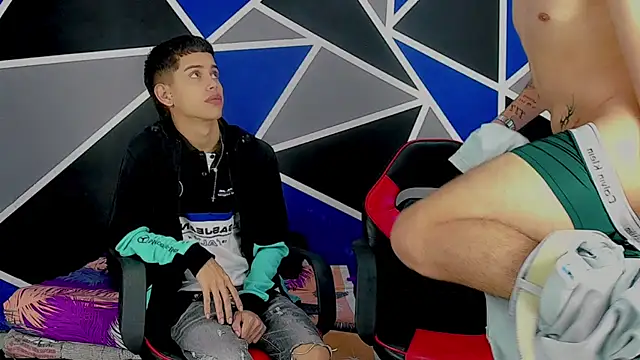 Snapshot of migueyalejo_teens chatting on March 6, 3:13 am migueyalejo teens online show from March 6, 3:13 am