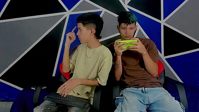 Snapshot of migueyalejo_teens chatting on March 13, 4:16 am migueyalejo teens online show from March 13, 4:16 am