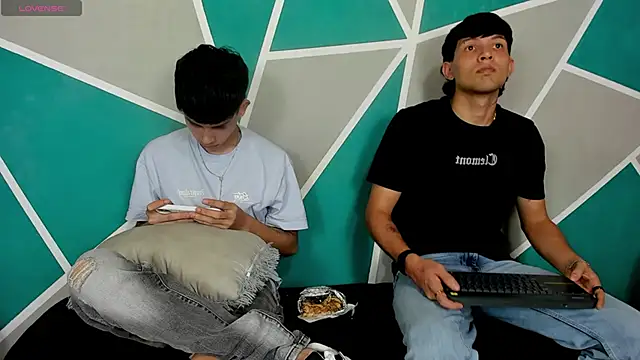 Snapshot of migueyalejo_teens chatting on September 27, 3:00 am migueyalejo teens online show from September 27, 3:00 am