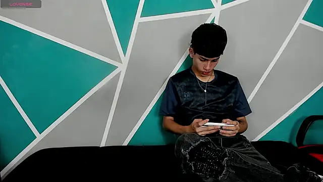 Snapshot of migueyalejo_teens chatting on October 2, 3:24 am migueyalejo teens online show from October 2, 3:24 am
