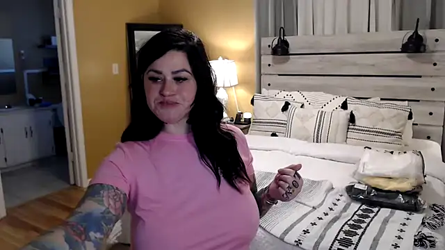 Snapshot of TexasTattooedHouseWife chatting on March 4, 7:11 pm TexasTattooedHouseWife online show from March 4, 7:11 pm
