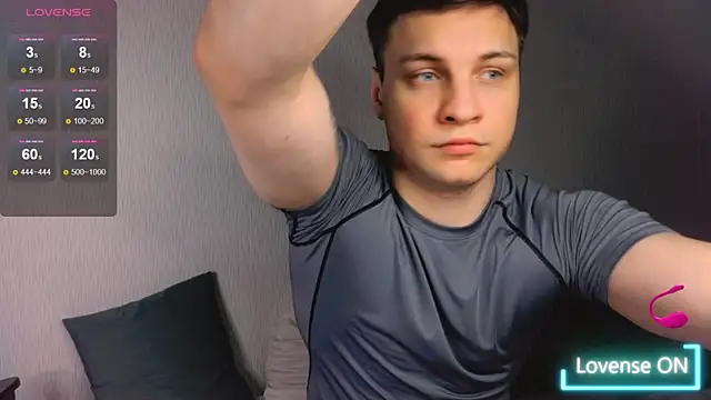Snapshot of handsome_guy01 chatting on January 29, 12:01 am handsome guy01 online show from January 29, 12:01 am