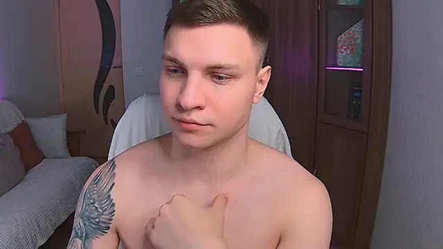 Snapshot of handsome_guy01 chatting on March 7, 4:24 am handsome guy01 online show from March 7, 4:24 am