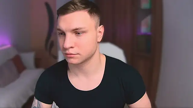 Snapshot of handsome_guy01 chatting on March 8, 4:01 am handsome guy01 online show from March 8, 4:01 am