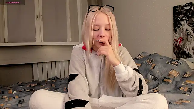 Snapshot of EngelFugler chatting on February 13, 1:48 pm EngelFugler online show from February 13, 1:48 pm