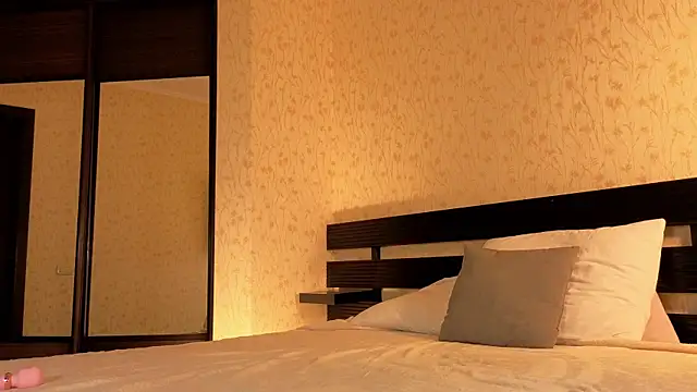 Snapshot of Sweet_Paradox chatting on December 2, 1:22 am Sweet Paradox online show from December 2, 1:22 am