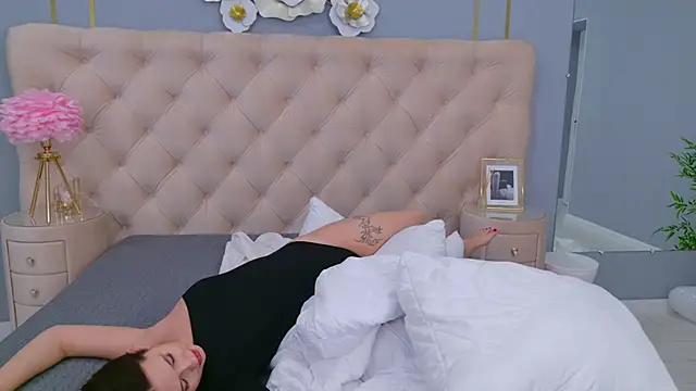 milaleoneli online show from February 12, 6:40 pm