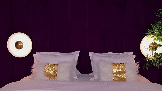 milaleoneli online show from October 9, 2:48 pm