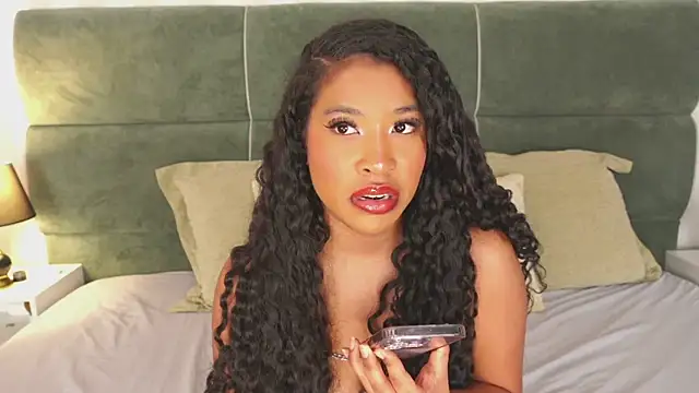 IzzyyBeelmonth online show from March 6, 11:03 am