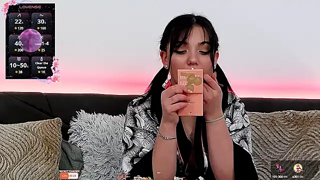 Snapshot of AveryWillow chatting on February 12, 8:40 pm AveryWillow online show from February 12, 8:40 pm