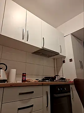 Snapshot of AveryWillow chatting on February 19, 8:10 pm AveryWillow online show from February 19, 8:10 pm