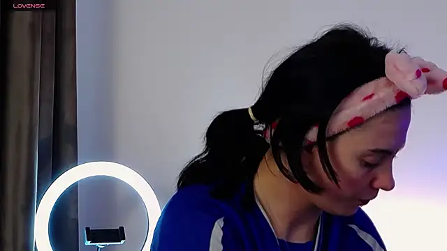 Snapshot of AveryWillow chatting on March 6, 1:46 pm AveryWillow online show from March 6, 1:46 pm