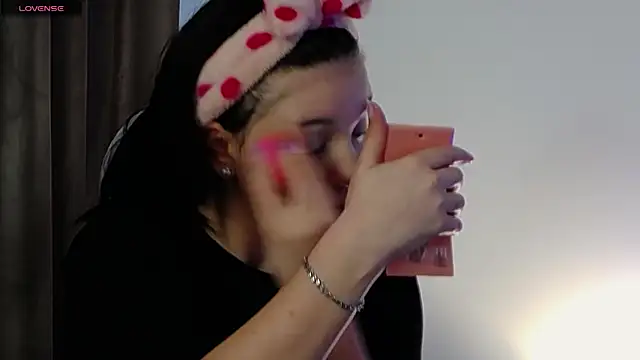 Snapshot of AveryWillow chatting on March 12, 12:57 pm AveryWillow online show from March 12, 12:57 pm