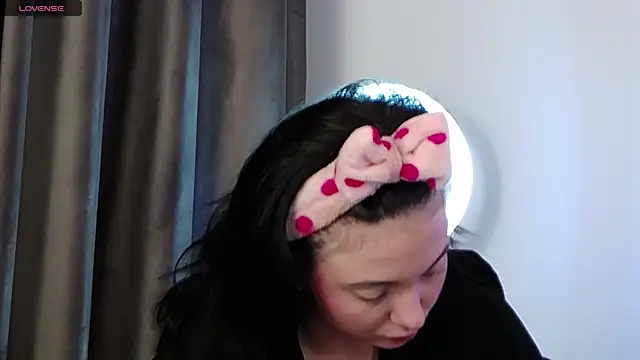 Snapshot of AveryWillow chatting on March 22, 6:25 pm AveryWillow online show from March 22, 6:25 pm