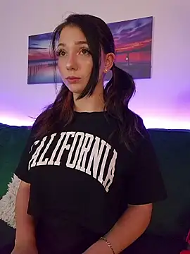 Snapshot of AveryWillow chatting on September 18, 10:56 pm AveryWillow online show from September 18, 10:56 pm