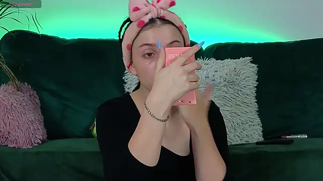 Snapshot of AveryWillow chatting on September 30, 4:28 am AveryWillow online show from September 30, 4:28 am