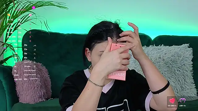 Snapshot of AveryWillow chatting on October 4, 3:15 am AveryWillow online show from October 4, 3:15 am