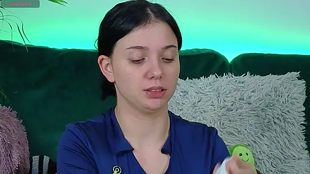 Snapshot of AveryWillow chatting on October 6, 8:01 am AveryWillow online show from October 6, 8:01 am