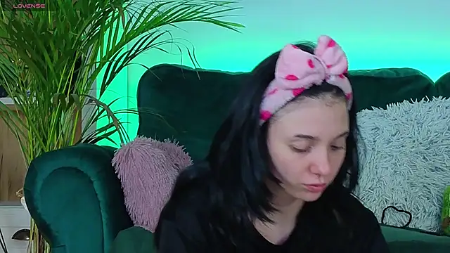 Snapshot of AveryWillow chatting on October 10, 1:37 am AveryWillow online show from October 10, 1:37 am