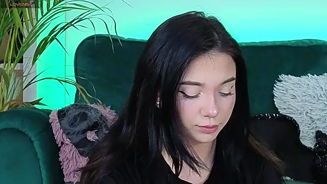 Snapshot of AveryWillow chatting on November 3, 8:04 am AveryWillow online show from November 3, 8:04 am