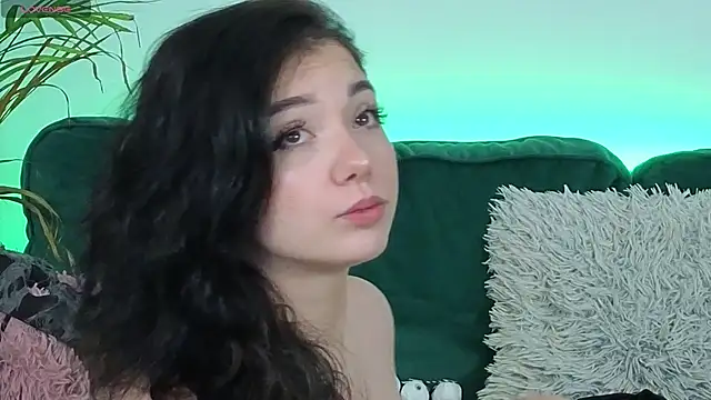 Snapshot of AveryWillow chatting on November 9, 7:28 am AveryWillow online show from November 9, 7:28 am