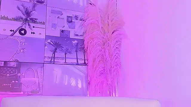 Snapshot of MiaCavallii_ chatting on November 2, 4:04 am MiaCavallii online show from November 2, 4:04 am