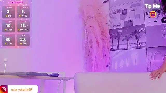 Snapshot of MiaCavallii_ chatting on December 3, 5:04 am MiaCavallii online show from December 3, 5:04 am