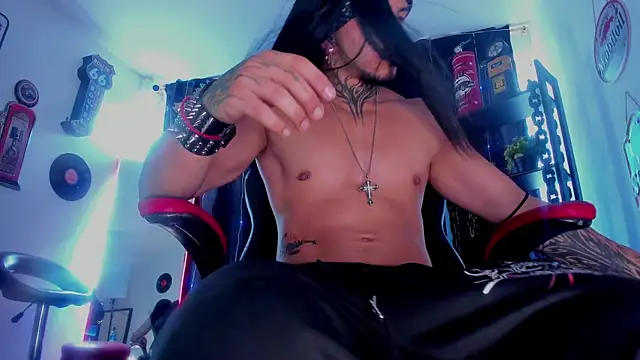 Snapshot of the_beast_master_ chatting on November 17, 9:42 pm the beast master online show from November 17, 9:42 pm