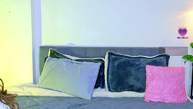 Snapshot of Rouse_Hilton chatting on October 7, 10:18 pm Rouse Hilton online show from October 7, 10:18 pm