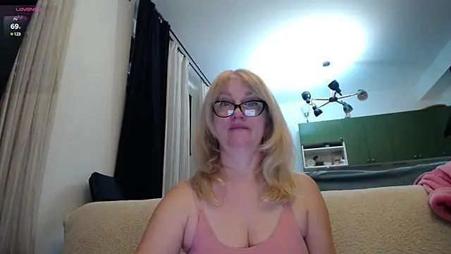 Snapshot of Blond_Woman chatting on January 17, 8:33 pm Blond Woman online show from January 17, 8:33 pm