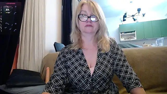Snapshot of Blond_Woman chatting on February 5, 8:46 pm Blond Woman online show from February 5, 8:46 pm