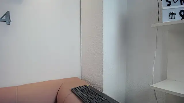 Snapshot of 1Sloppy_Fox4 chatting on December 15, 5:01 am 1Sloppy Fox4 online show from December 15, 5:01 am