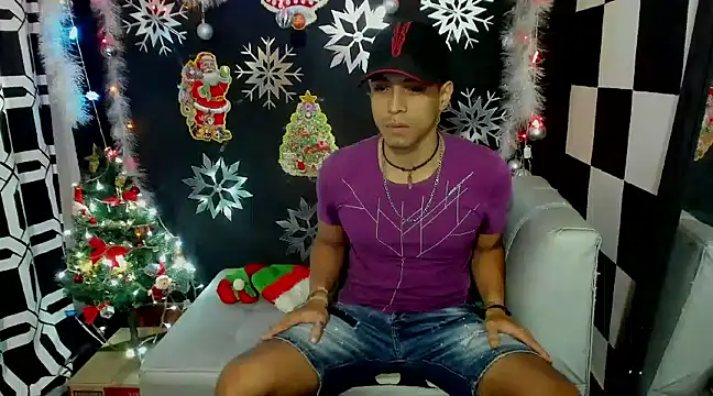 Snapshot of MikeRose94 chatting on December 21, 5:51 pm MikeRose94 online show from December 21, 5:51 pm