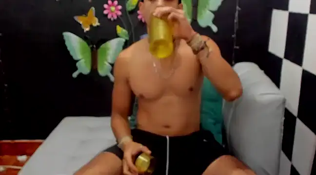 Snapshot of MikeRose94 chatting on February 11, 8:52 pm MikeRose94 online show from February 11, 8:52 pm