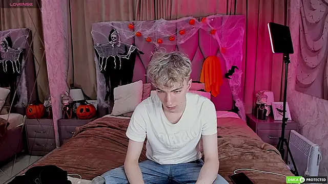 Snapshot of TrevorBenson chatting on October 28, 3:21 am TrevorBenson online show from October 28, 3:21 am