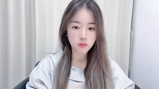 chloe-01 online show from December 5, 12:00 pm