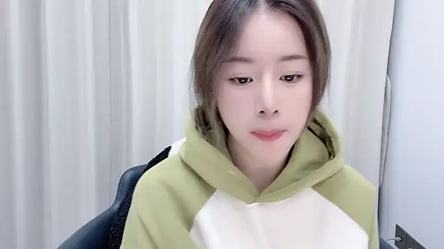 chloe-01 online show from December 15, 12:28 pm