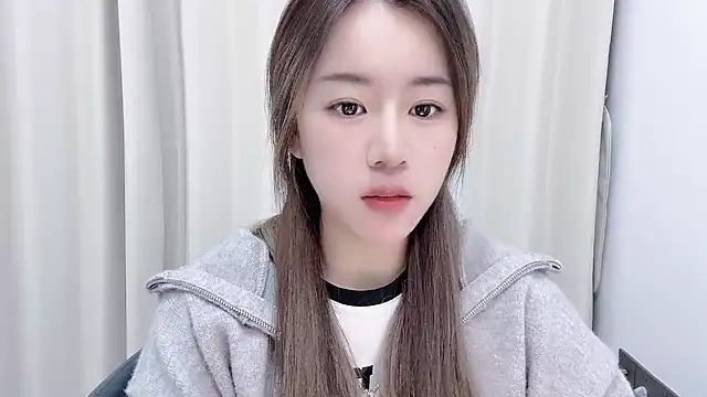 chloe-01 online show from December 19, 12:45 pm