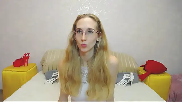 Snapshot of KlaryBrait chatting on December 4, 8:34 am KlaryBrait online show from December 4, 8:34 am