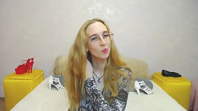Snapshot of KlaryBrait chatting on December 7, 2:35 pm KlaryBrait online show from December 7, 2:35 pm