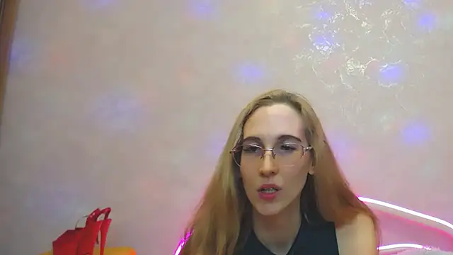 Snapshot of KlaryBrait chatting on December 14, 3:25 pm KlaryBrait online show from December 14, 3:25 pm