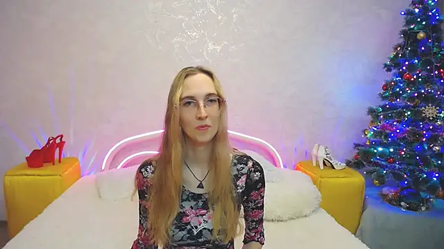 Snapshot of KlaryBrait chatting on December 18, 3:00 pm KlaryBrait online show from December 18, 3:00 pm