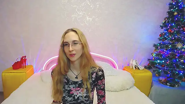 Snapshot of KlaryBrait chatting on December 18, 6:03 pm KlaryBrait online show from December 18, 6:03 pm