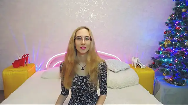 Snapshot of KlaryBrait chatting on December 19, 11:18 am KlaryBrait online show from December 19, 11:18 am