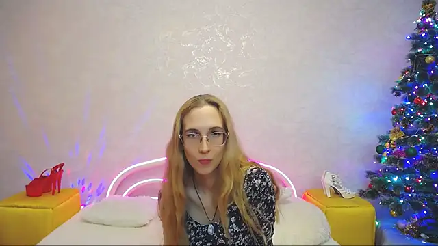Snapshot of KlaryBrait chatting on December 21, 3:42 pm KlaryBrait online show from December 21, 3:42 pm